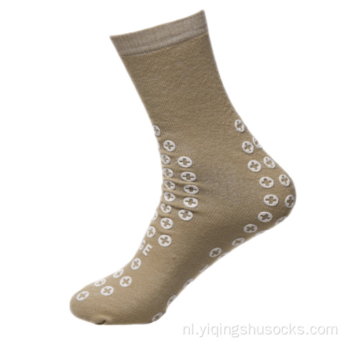 De ouderen gebruiken zachte slipbestendige sokken